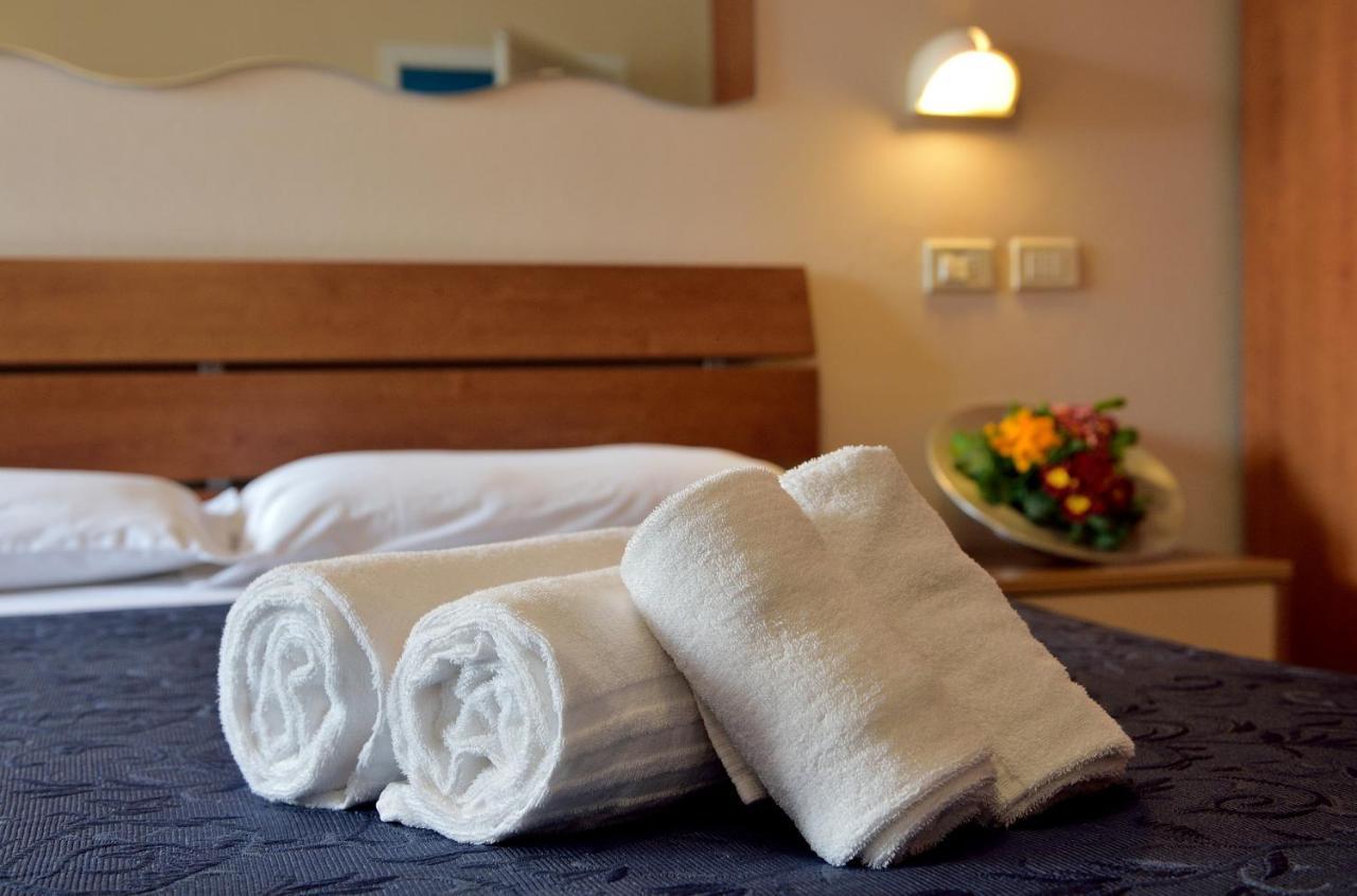 Hotel Oltremar B&B Cattolica Kültér fotó